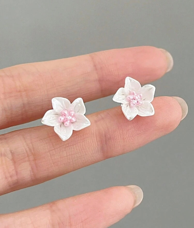 1 pair white flower earrings