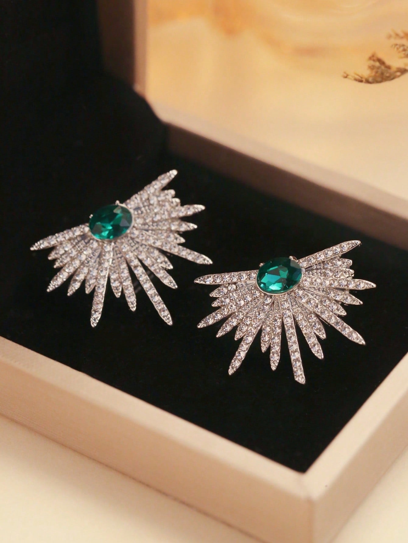 Sparkling wing-shaped earrings full of rhinestone for women